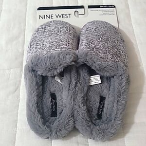 Nine West ladies slipper size small.